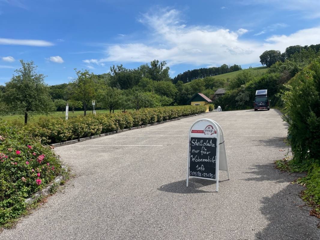 Parlamentwirt — At a Restaurant in Leitzing
