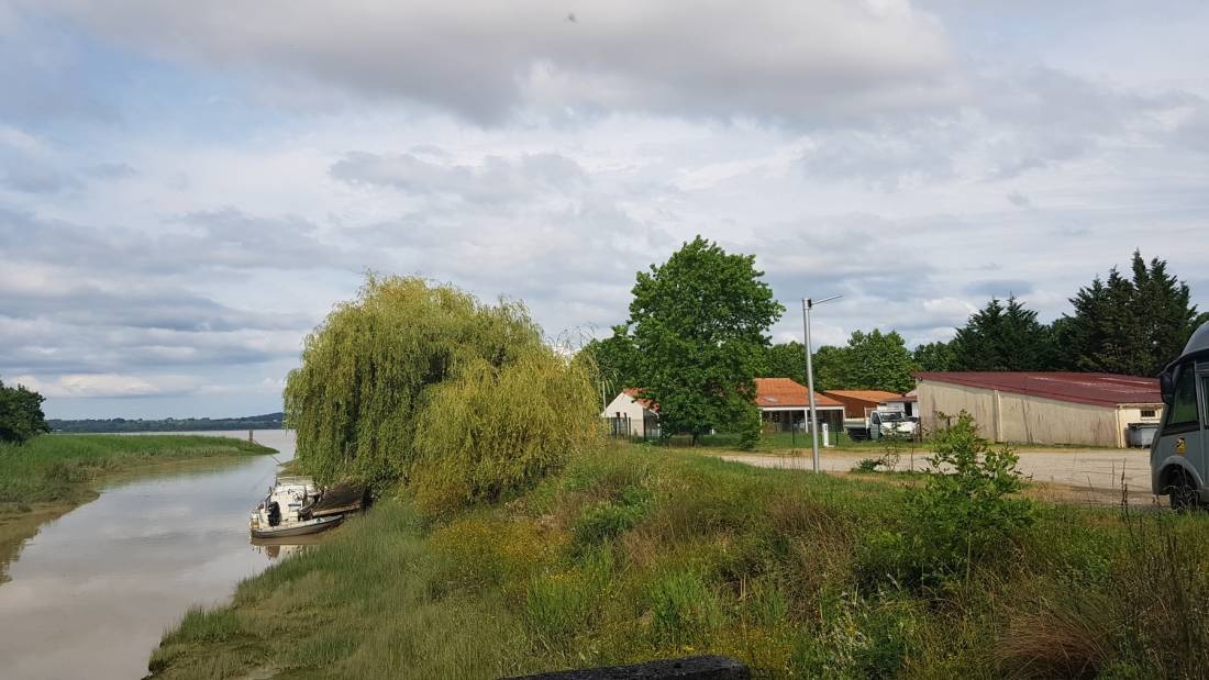 Aire communale de camping-cars de Lamarque — Campervan Site in Lamarque