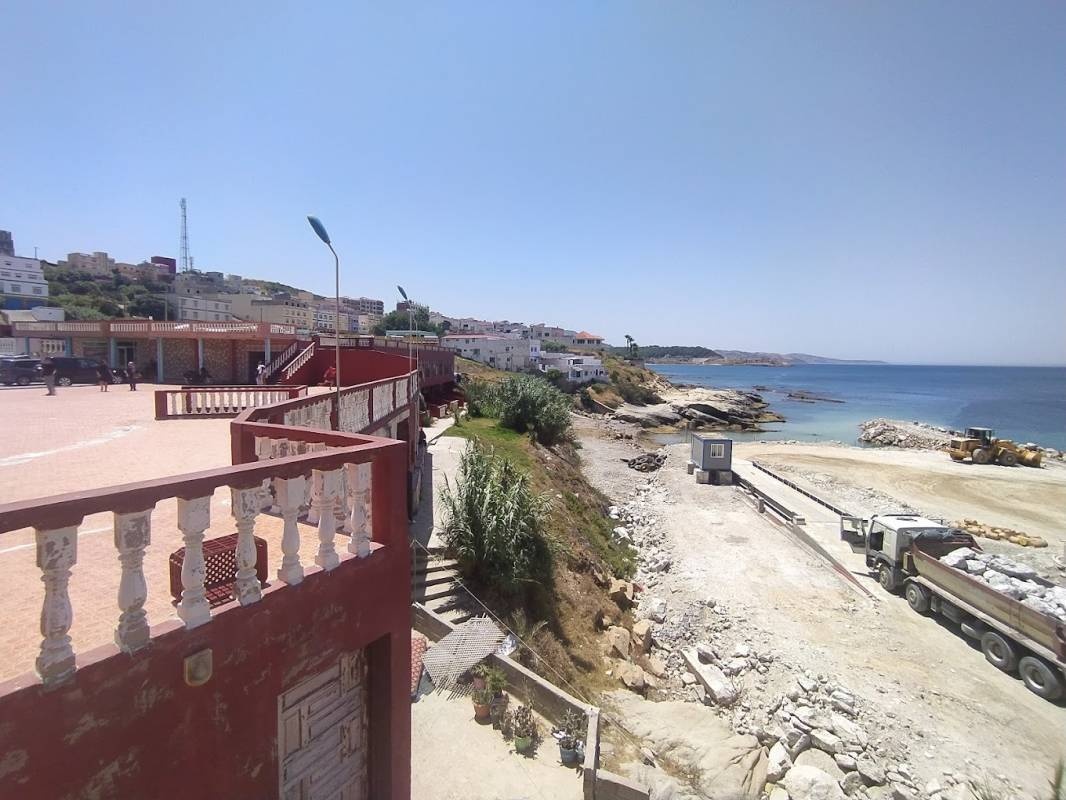 Parking bij restaurant — Campingplass in Ksar Sghir  