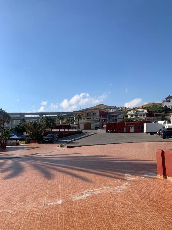 Parking bij restaurant — Camping in Ksar Sghir  