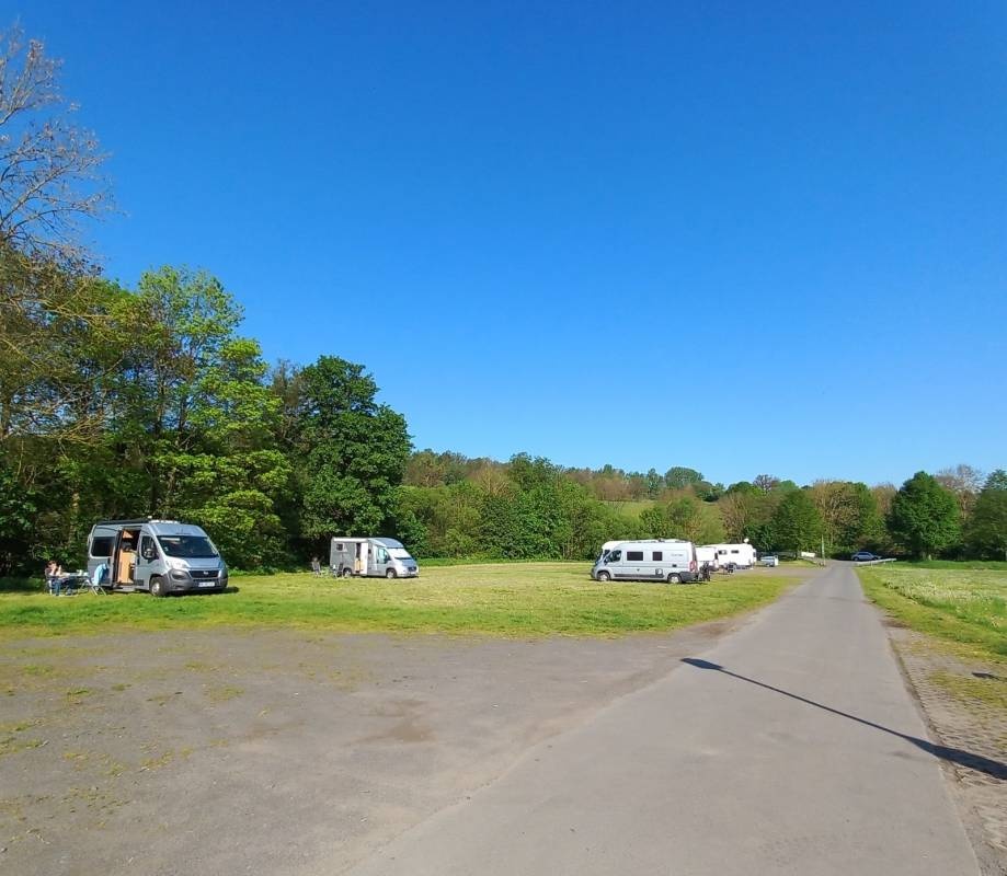 Stellplatz Am Unsbach Tann — Aire camping car in Tann