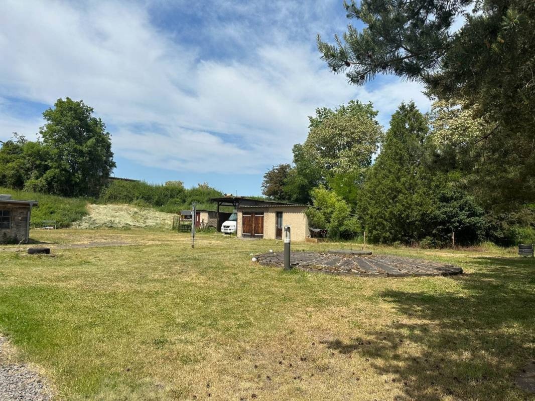 Großflächiger Stellplatz am Stadtrand — Sp. parking dla kamperów in Halle (Saale)