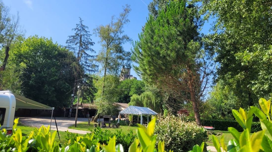 Camping du Vieux Chateau — Camping in Rauzan