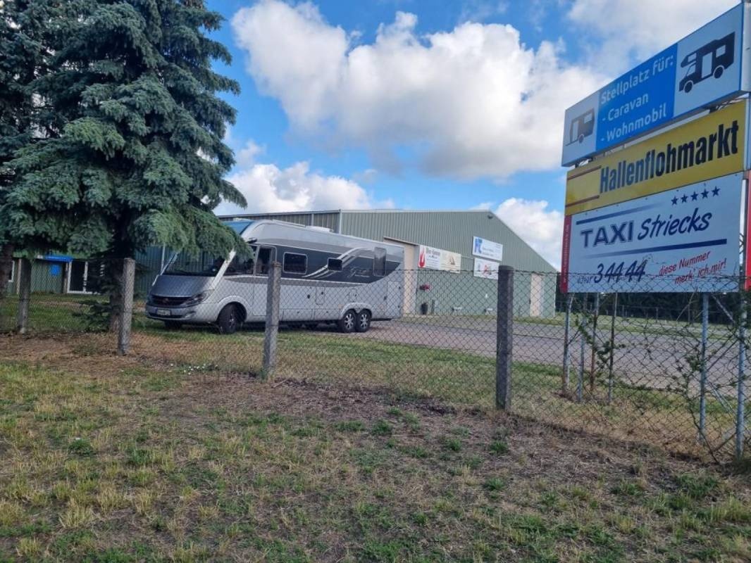Caravanplatz an der Bauernmarkthalle — Campervan Site in Salzwedel