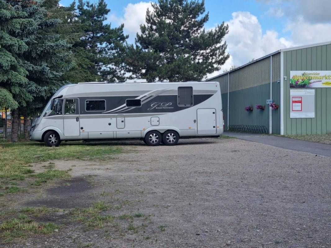 Caravanplatz an der Bauernmarkthalle — Karavan Sitesi in Salzwedel