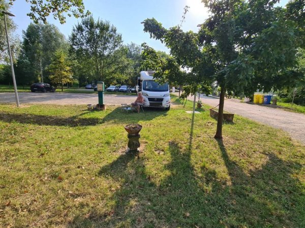 Wohnmobilstellplatz Pieve di Coriano — Photo 4