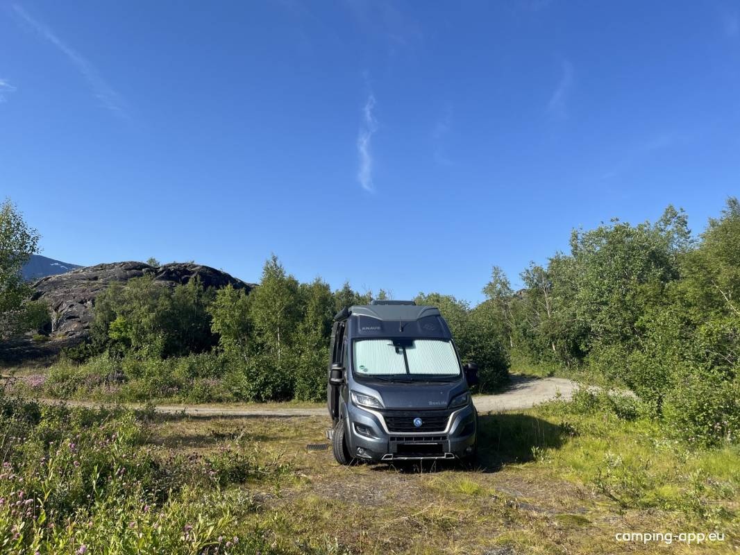 Rastplatz am Fjord — Camperplads in Einvik