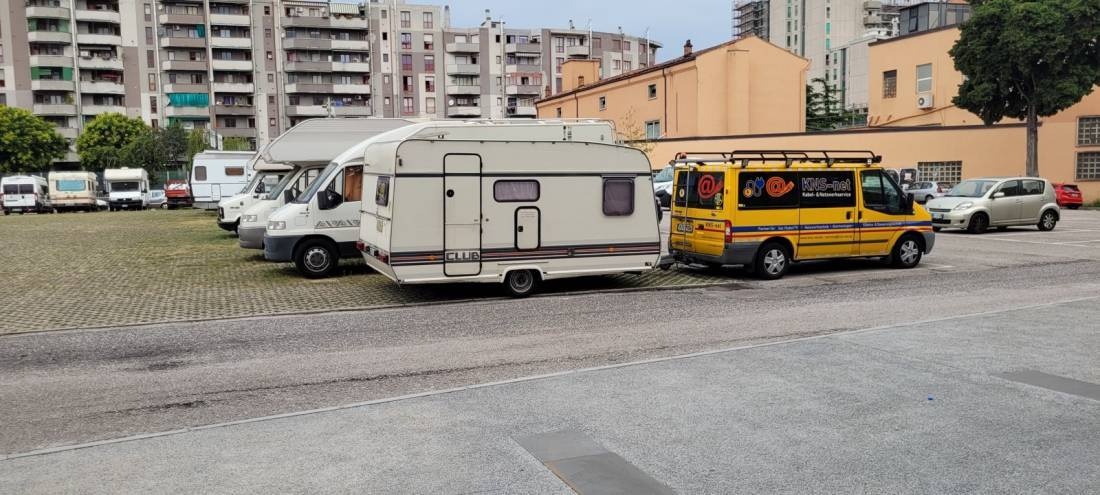 Piazzale Sergio De Simone (max. 2m Höhe möglich) — Bobilplass in Trieste
