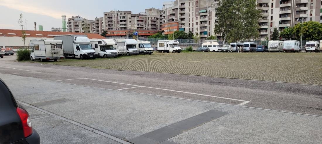 Piazzale Sergio De Simone (max. 2m Höhe möglich) — Ställplats in Trieste