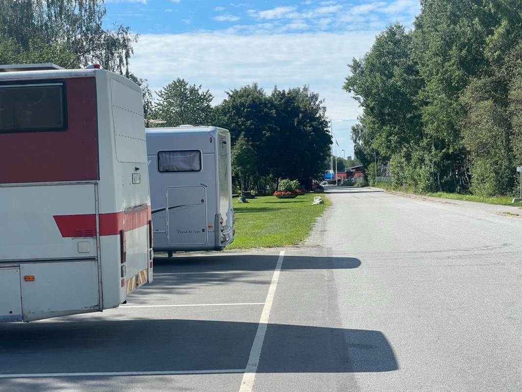Parkplatz im Grünen am Kanal — Area di sosta in Åkersberga