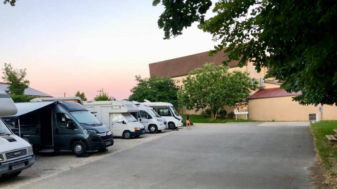 Aire de camping-Car des Vignerons des Terres Secrètes — Area Autocaravanas in Prissé