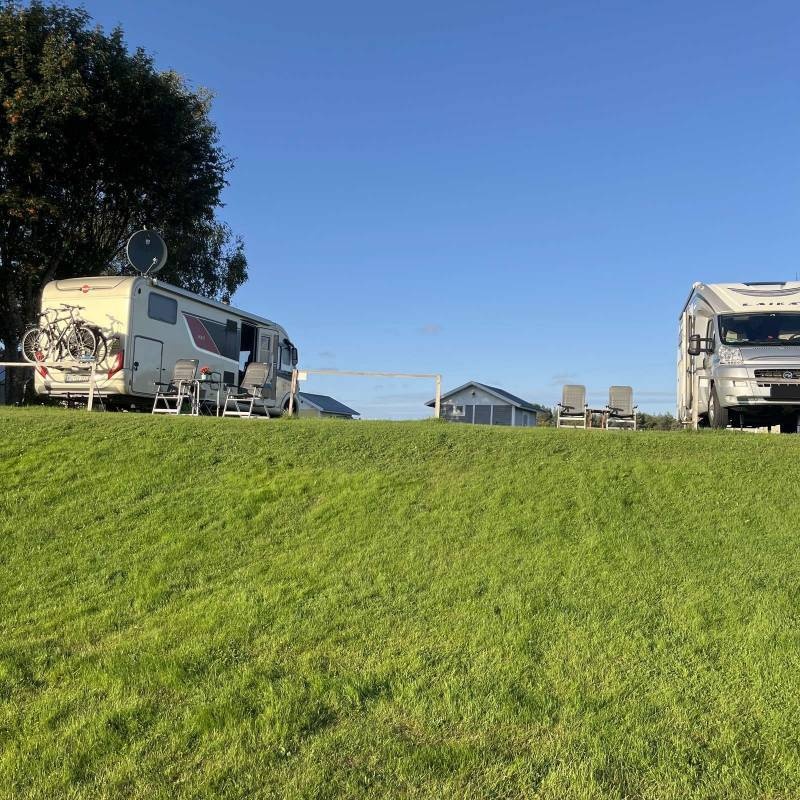 Sangis Motell & Camping — Sítio de acampamento in Sangis