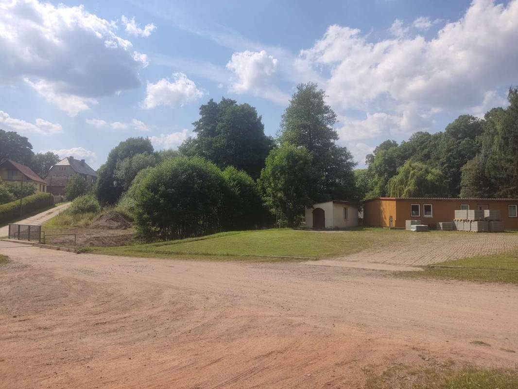 Kleiner Stellplatz am Freibad Wolfsberg — Ställplats in Sangerhausen