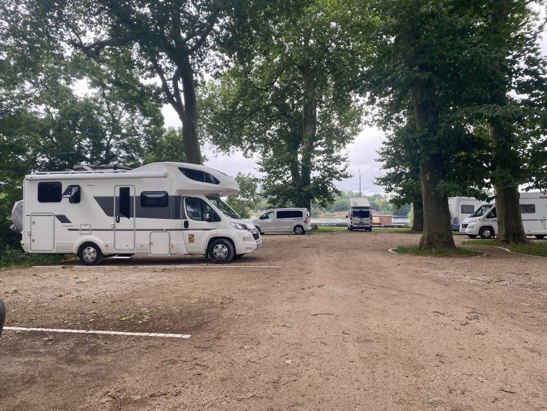 Aire-de-camping-cars Beaugency — Camperplads in Beaugency