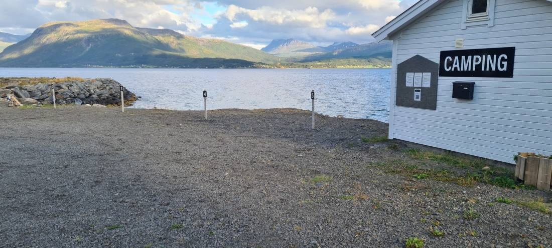 Bobilparkering Sørrollnes — Ställplats in Hamnvik