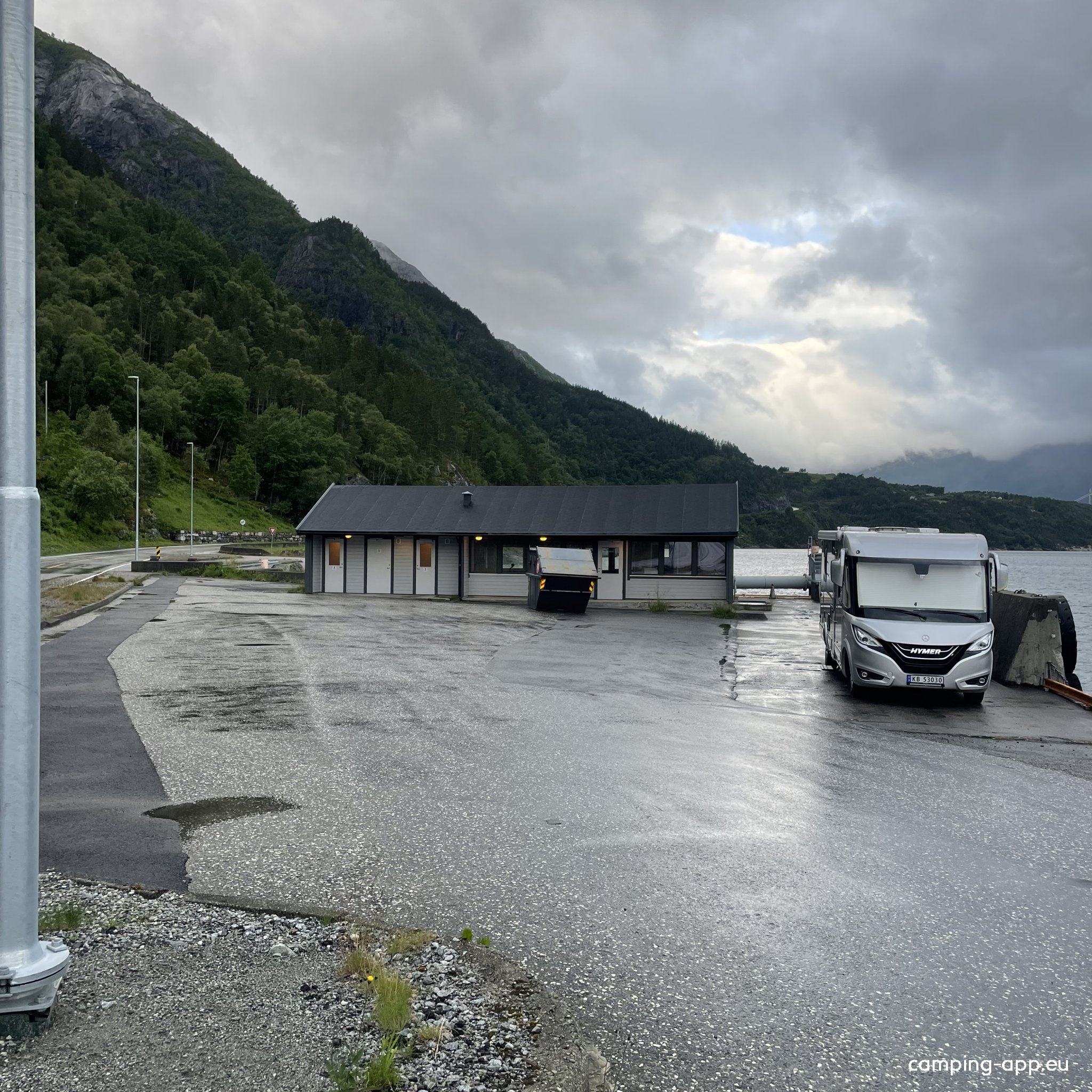 Parkplatz Eidfjordvegen — Offentlig parkering in Brimnes