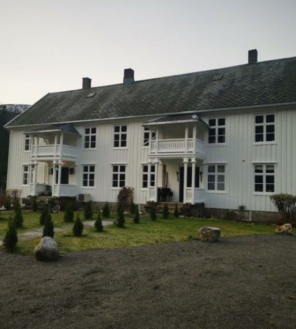 Trolltinden Lodge
