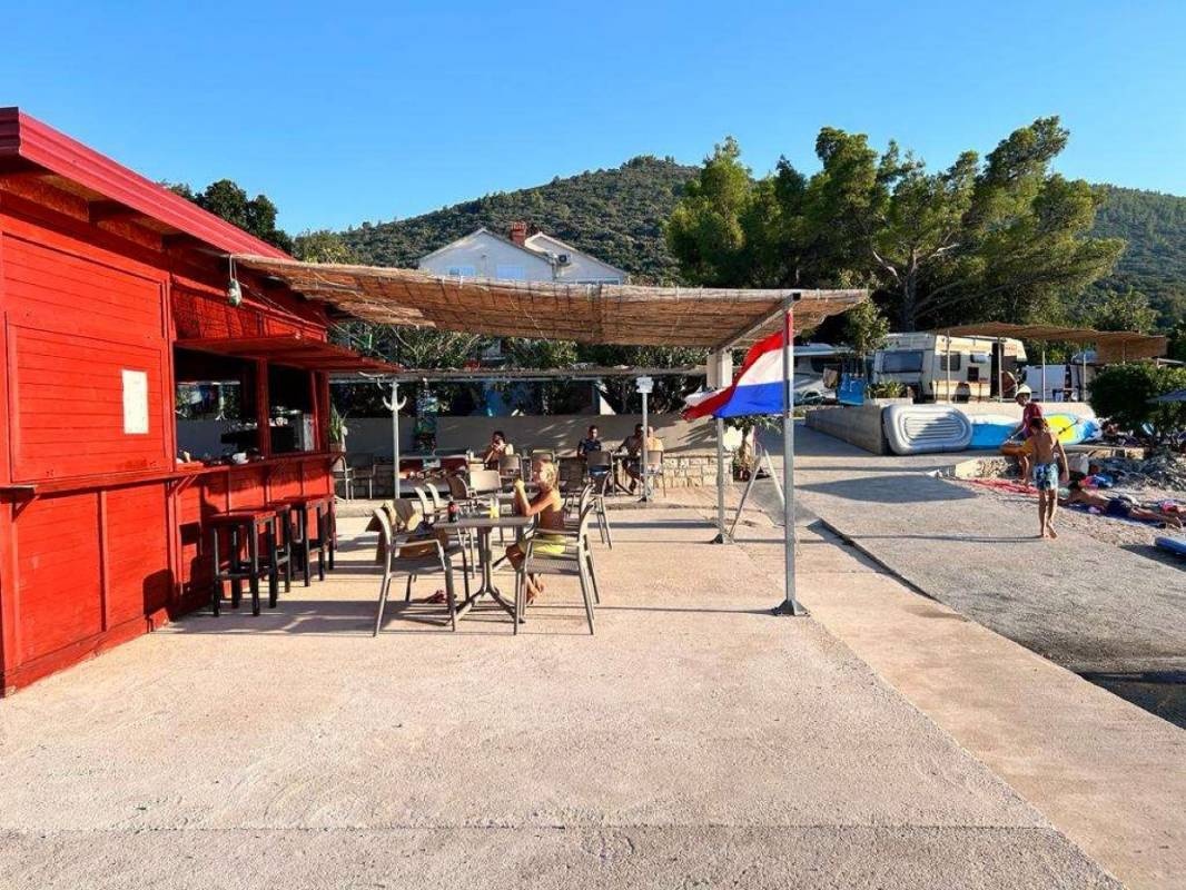 Kamp vrbovica — Camping Site in Žrnovo