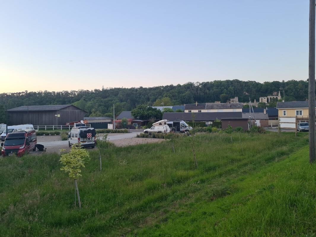 Stellplatz Beaumont-le-Roger — Camperplaats in Beaumont-le-Roger