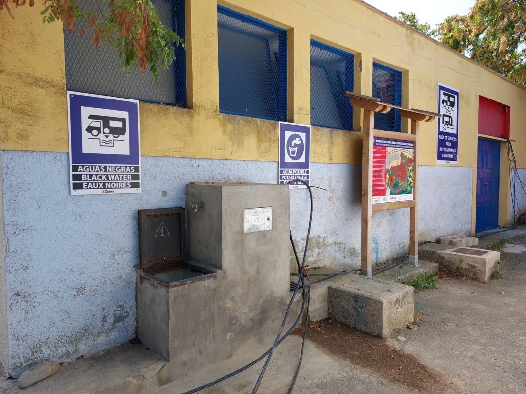 Area de servico autocaravana — Karavan Sitesi in Zuera