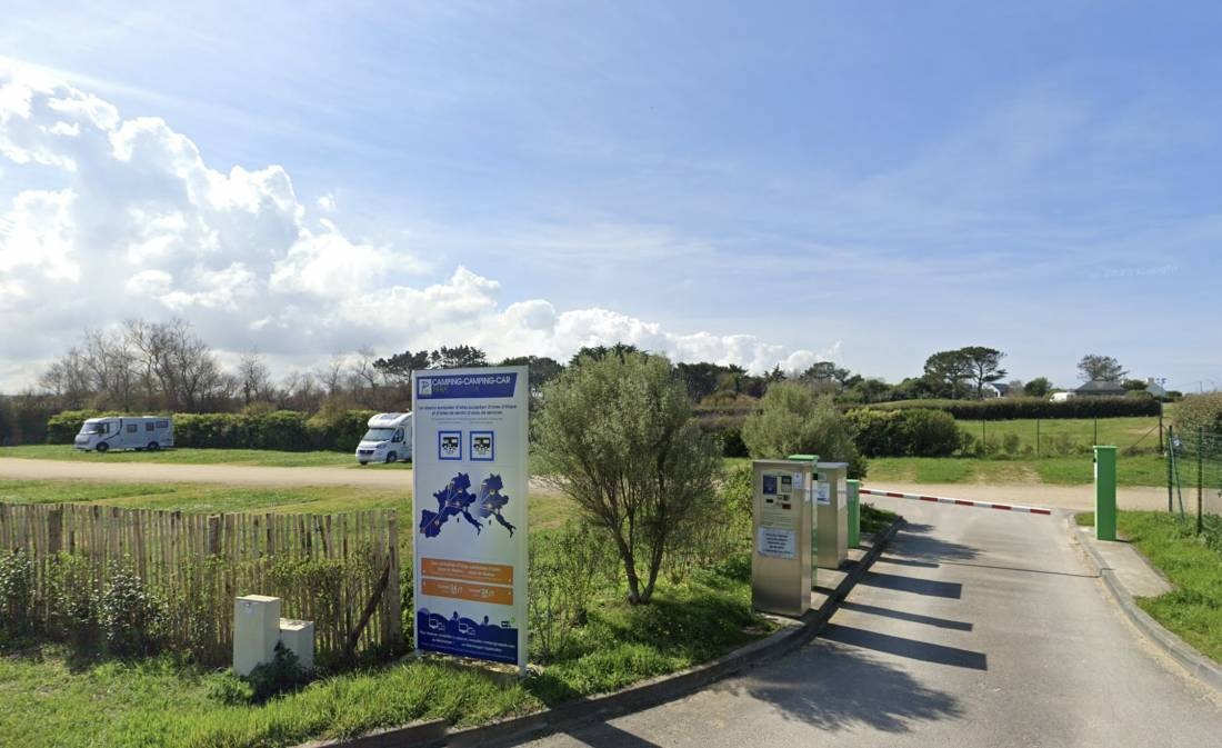 Aire Camping-Car Park — Campervan Site in Cléder