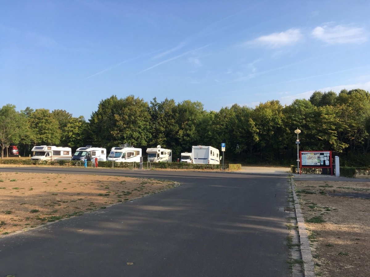 Stellplatz Am Parkstadion Baunatal — Area Autocaravanas in Baunatal-Altenbauna