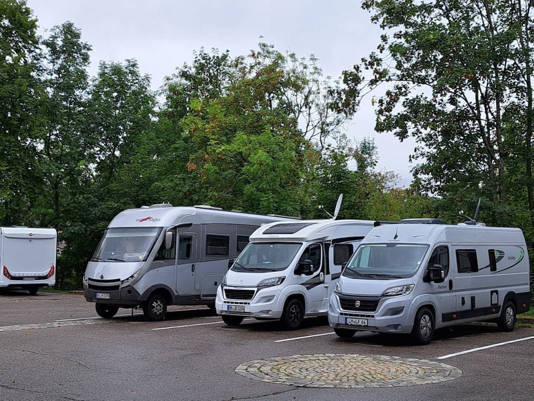 Kurzzeitstellplatz an der Johannisbrücke — Sp. parking dla kamperów in Ruhpolding