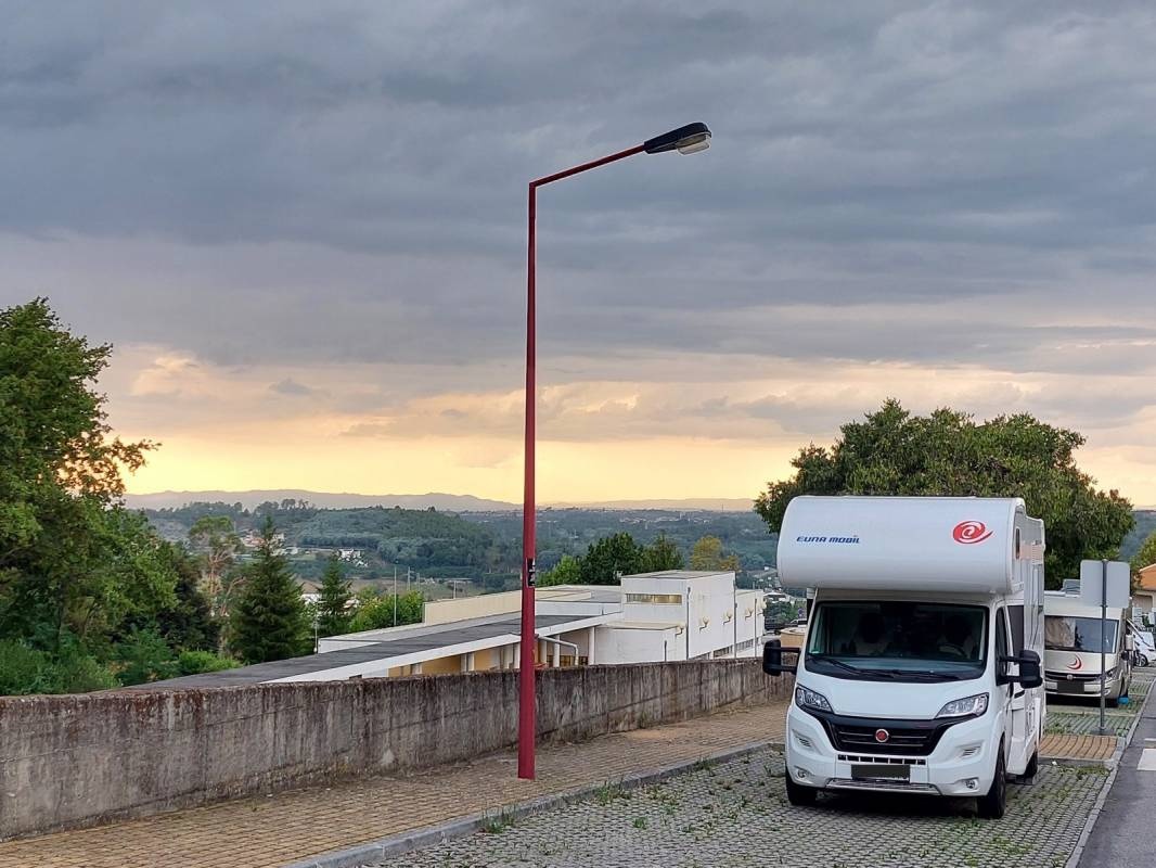 Stellplatz Busbahnhof Zentrum von Seia — Karavan Sitesi in 
