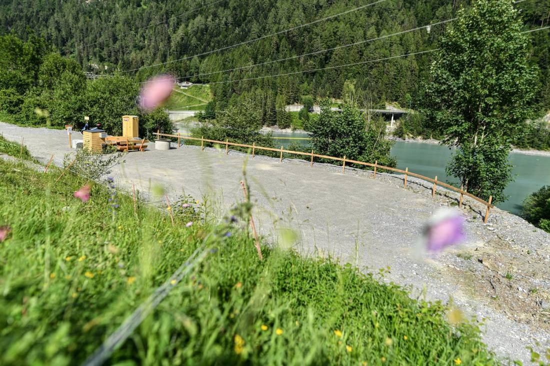 Stellplatz Mapraggsee — Karavan Sitesi in Valens