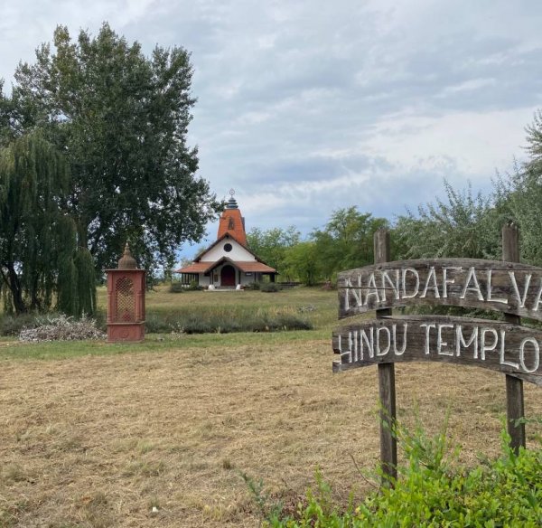 Nandafalva Hindu Tempel — Photo 2