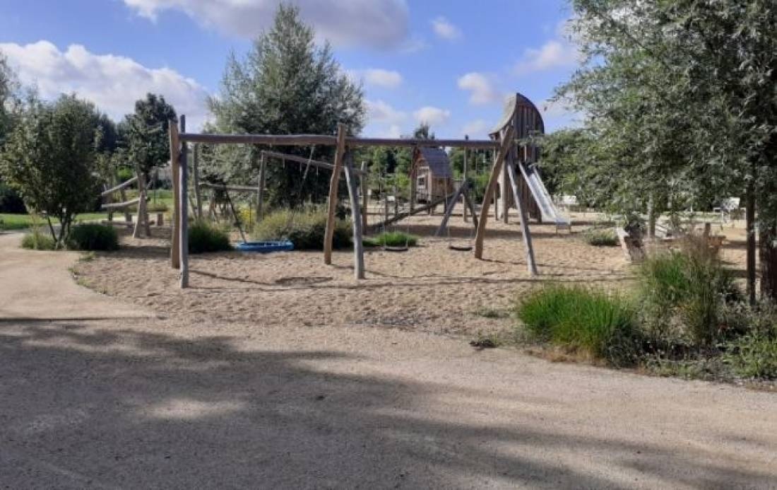 Aire CAMPING-CAR PARK de Bléré — Campervan Site in Bléré / Centre-Val de Loire