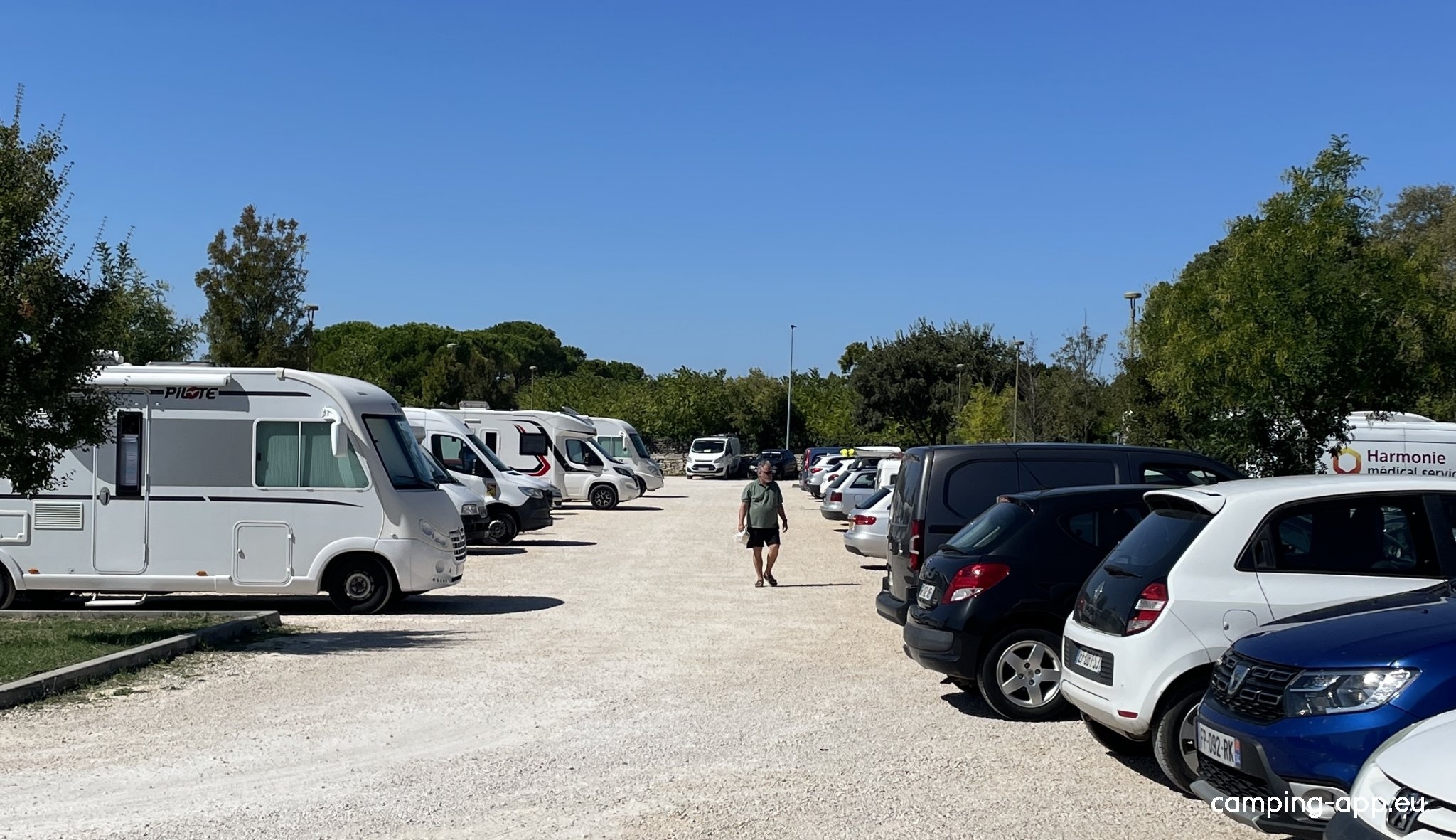 Parking du stade de refuge — Місце для кемперів in Uzès