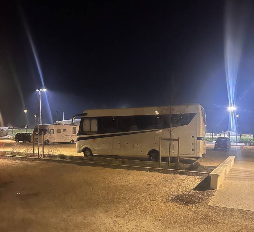 Parking du stade de refuge — Area Autocaravanas in Uzès