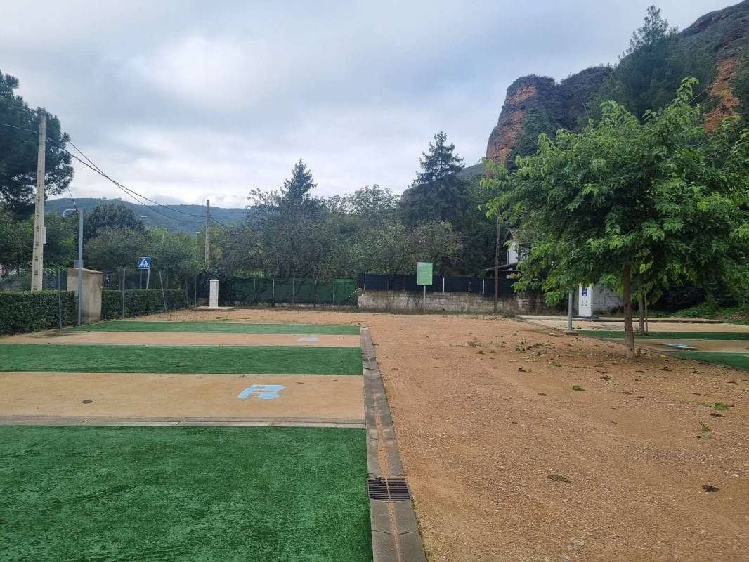 Área de Autocaravanas de Los Fayos — Campervan Site in Los Fayos