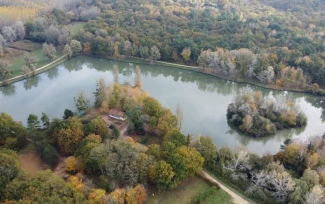 Aire Camping-Car park de Guesnes — Campervan Site in Guesnes