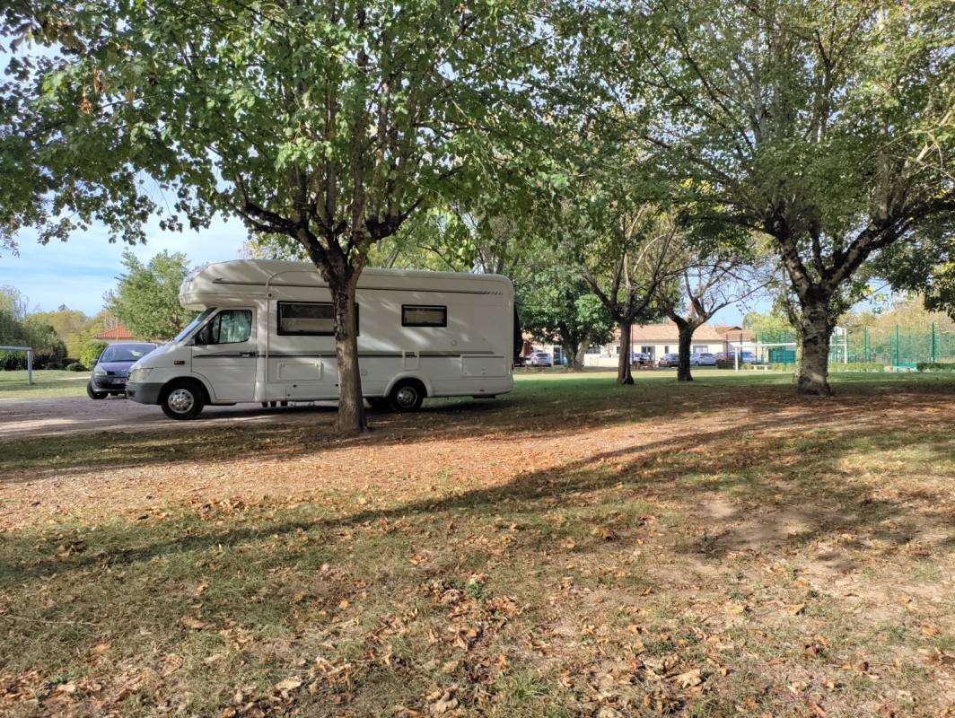 Aire de service camping-cars Bioule — Ställplats in Bioule