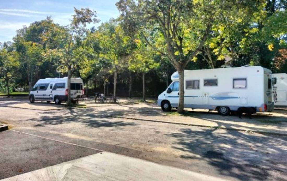 Stellplatz Châtillon-sur-Chalaronne — Karavan Sitesi in Châtillon-sur-Chalaronne
