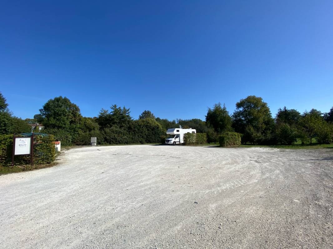 Stellplatz Champagne-Mouton — Sp. parking dla kamperów in Champagne-Mouton