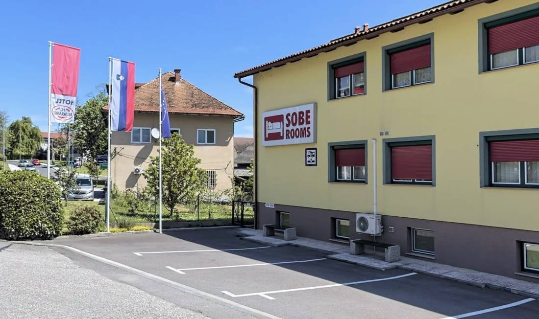 Bed and Breakfast Pri Belokranjcu — Camperplaats in Metlika