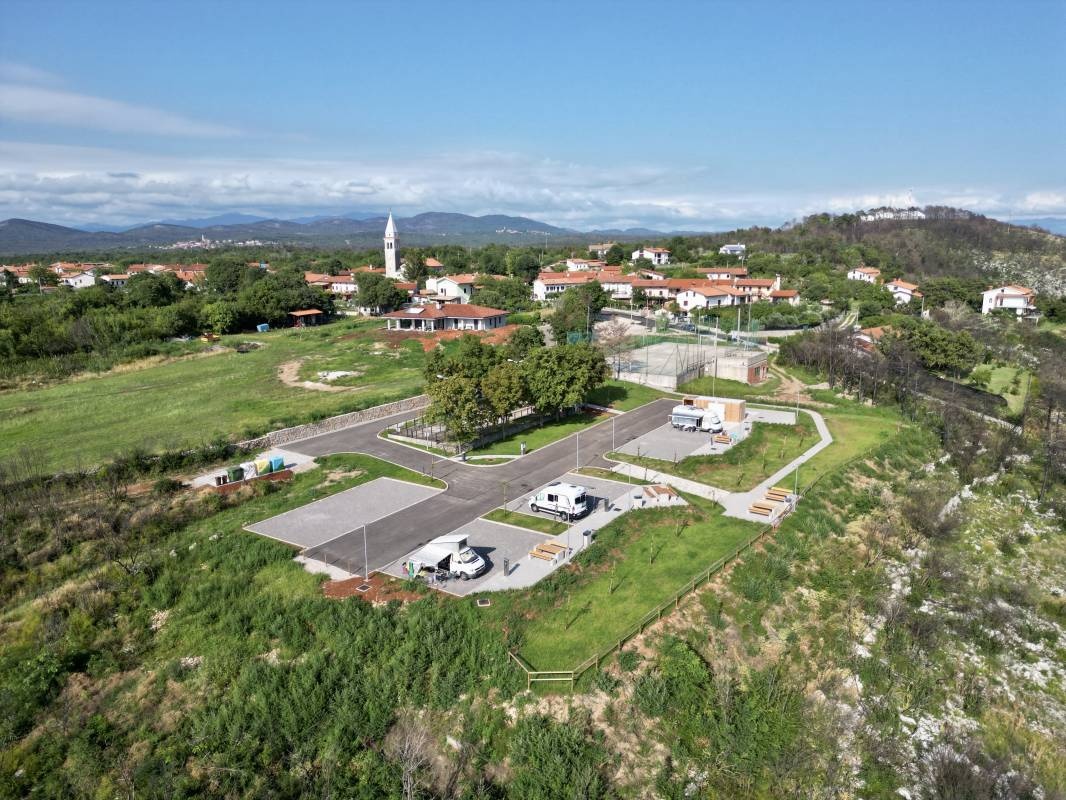 Kamp Sela na Krasu — Aire camping car in Kostanjevica na Krasu