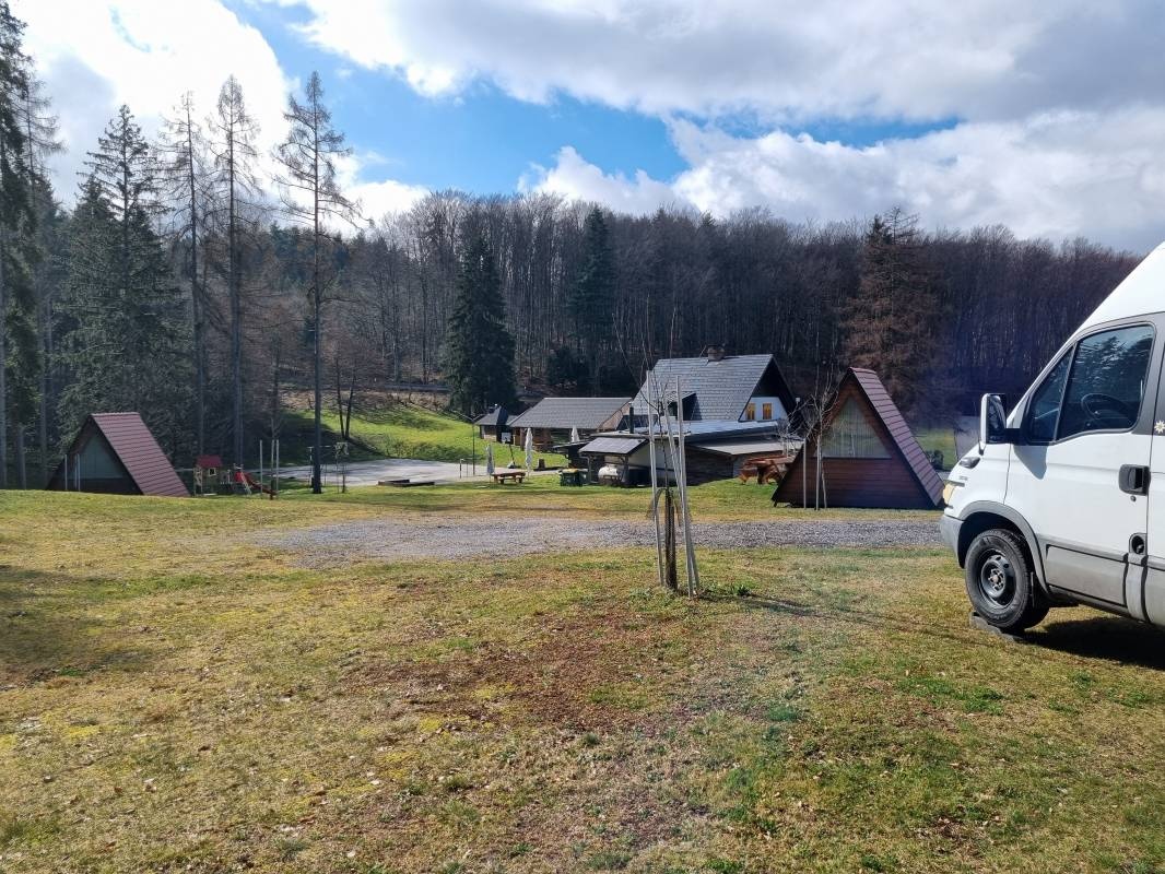 Lovsko gozdarski dom Vahta — Місце для кемперів in Novo mesto