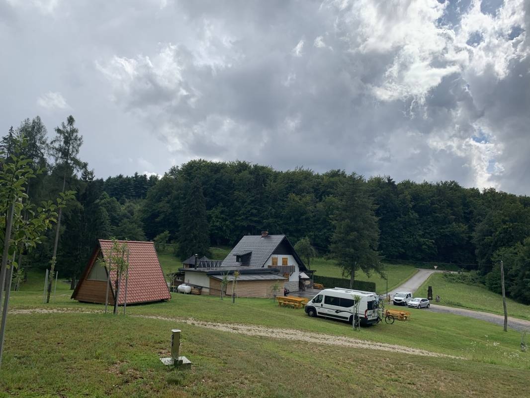 Lovsko gozdarski dom Vahta — Ställplats in Novo mesto