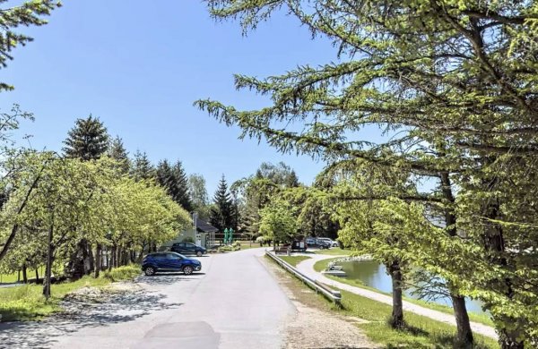 Parkiriščpri ribniku