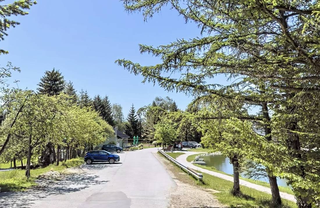 Parkiriščpri ribniku — Stellplatz in Ormož