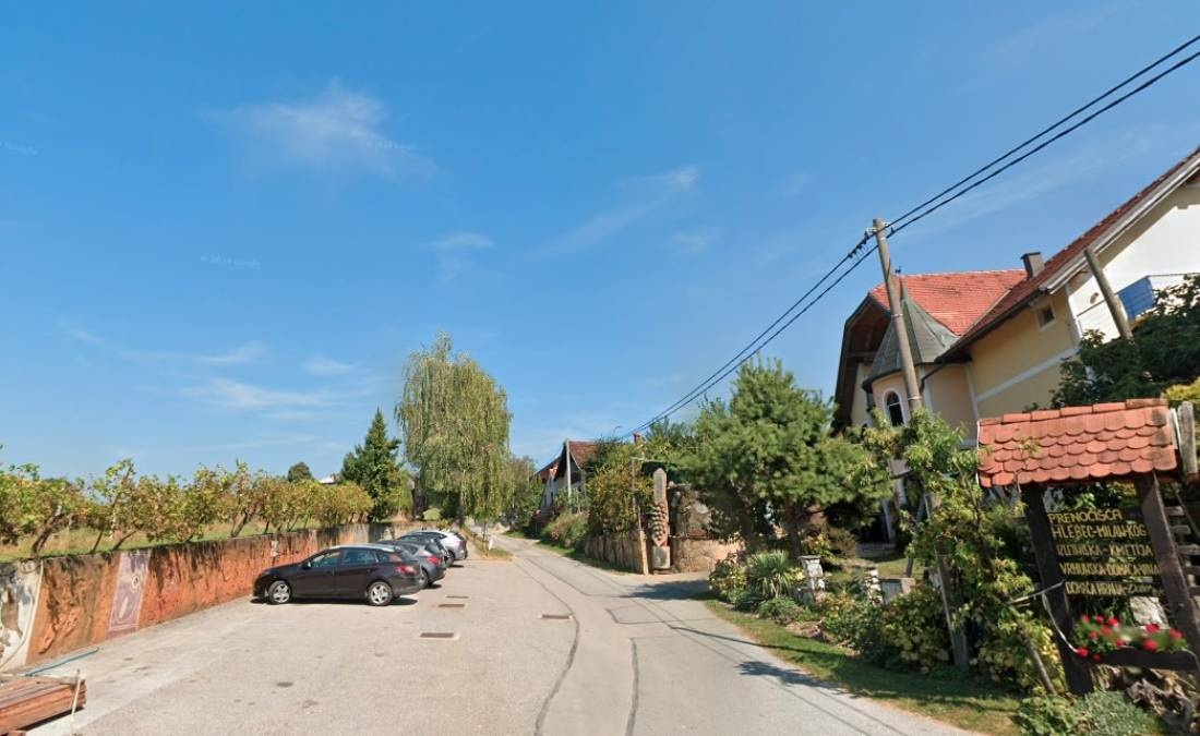 Turistično vinogradniška kmetija Hlebec — Winery in Kog