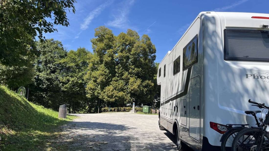 Pod sevniškim gradom — Area Autocaravanas in Sevnica