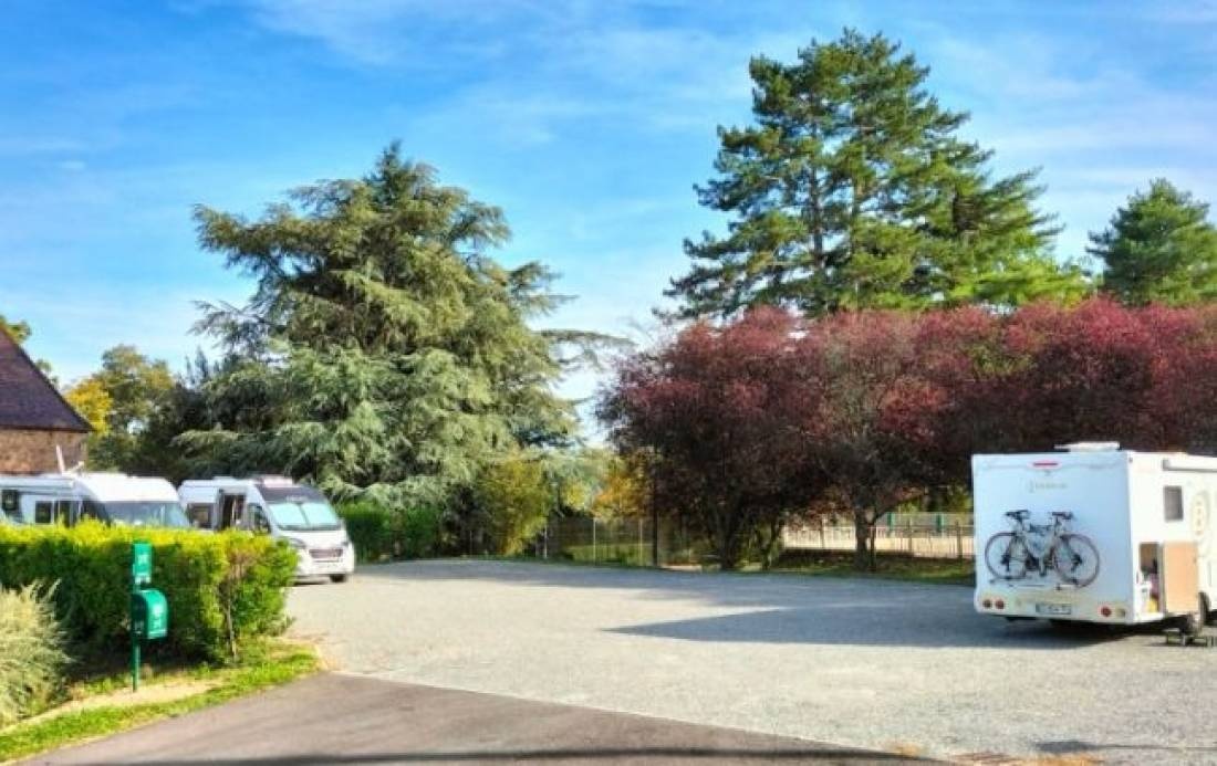 Campung-Car Park Villié-Morgon — 露营车营地 in Villié-Morgon