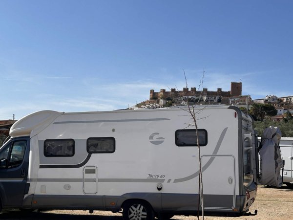 Área Caravanas y Camper Baños de la Encina — Foto 4