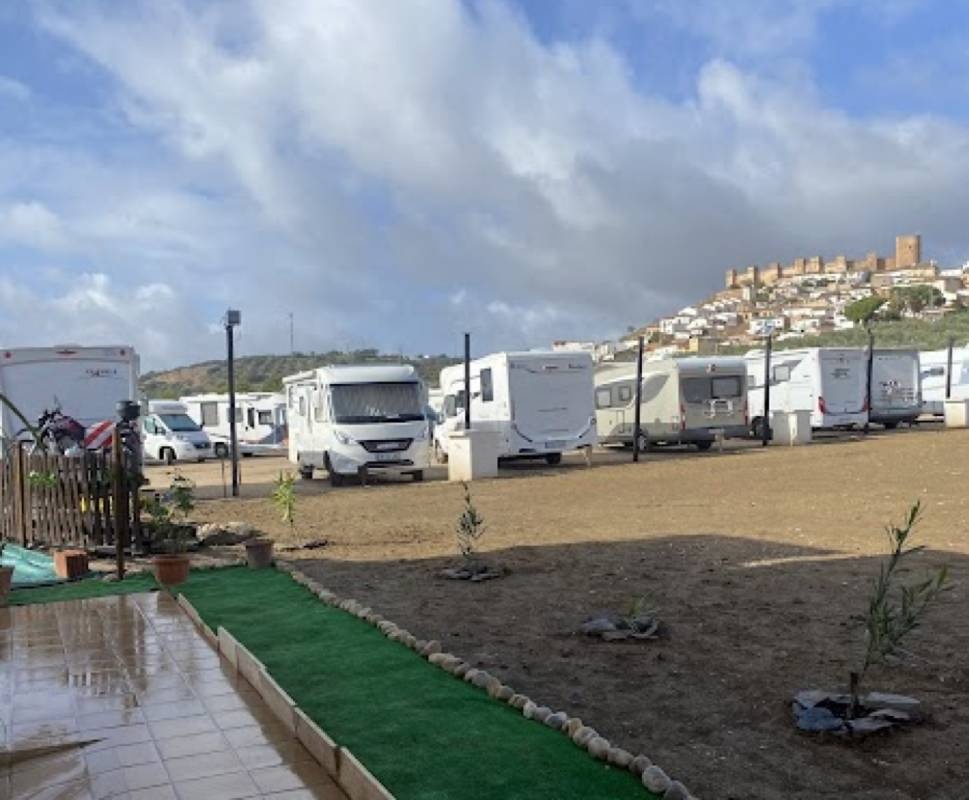 Área Caravanas y Camper Baños de la Encina — Stellplatz in Baños de la Encina Jaén