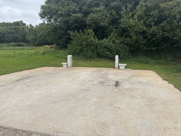 Área de autocaravanas Comillas Cogiendo Aire — Photo 2